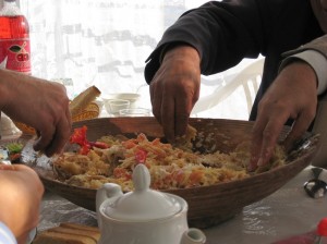 kurutob_eating_with_hands-2669a86e-eff0-4715-9237-af5e0dc374ee